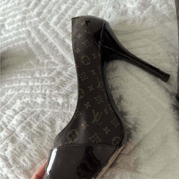 LOUIS VUITTON SHOES , GENTLY USED - Picture 3 of 6